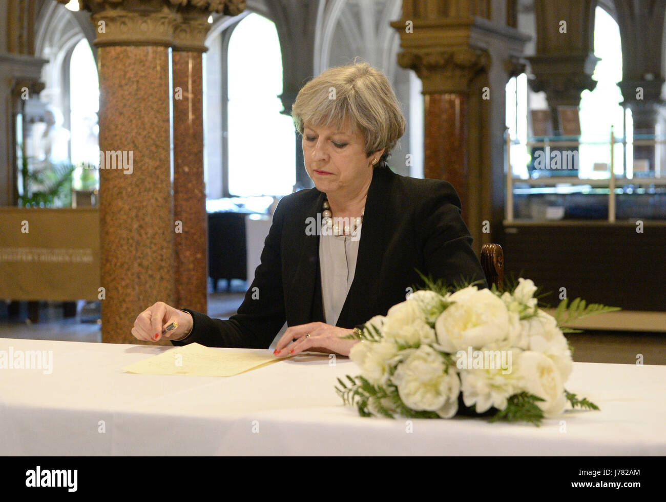 Il primo ministro Theresa Maggio scrive un messaggio a Manchester Town Hall di Manchester dopo un 23-anno-vecchio uomo è stato arrestato in connessione con il concerto di Manchester attentato. Foto Stock