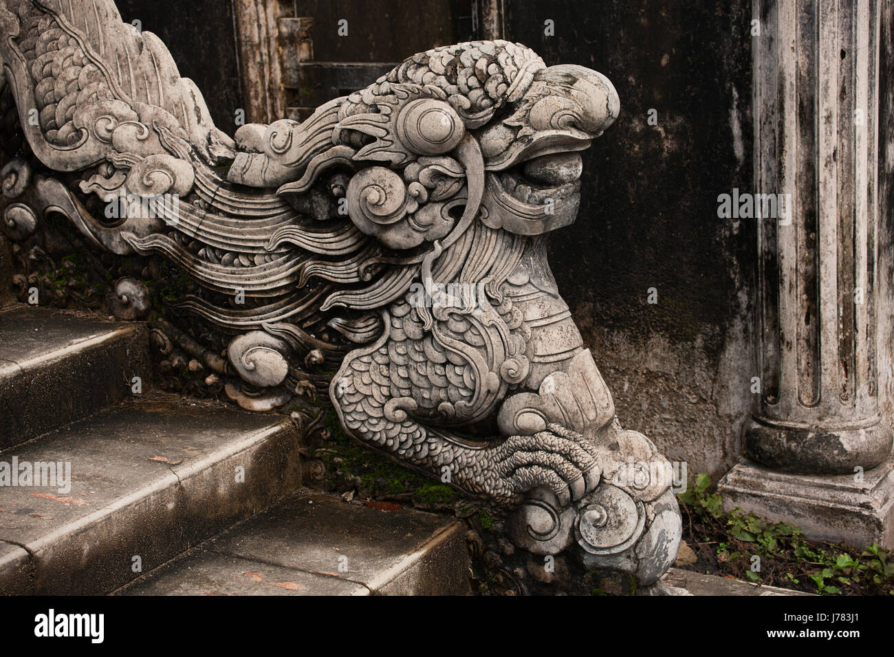 Il corrimano di un cemento dragon decora le fasi della città imperiale di Hue, Vietnam Foto Stock