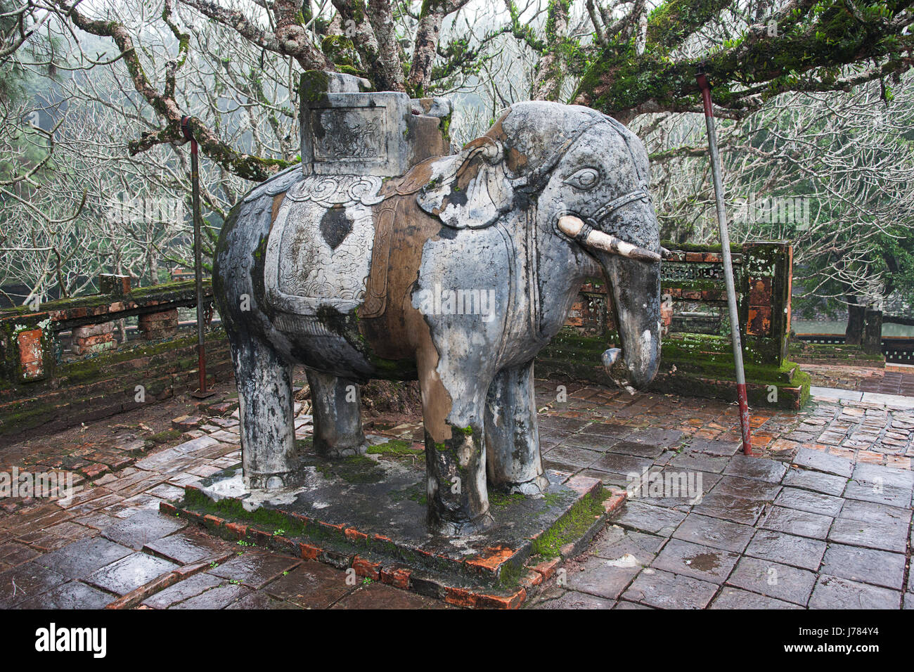 Statua di cemento di un elefante sul terreno dell'Imperatore Tu Duc Tomba di tonalità, Vietnam Foto Stock