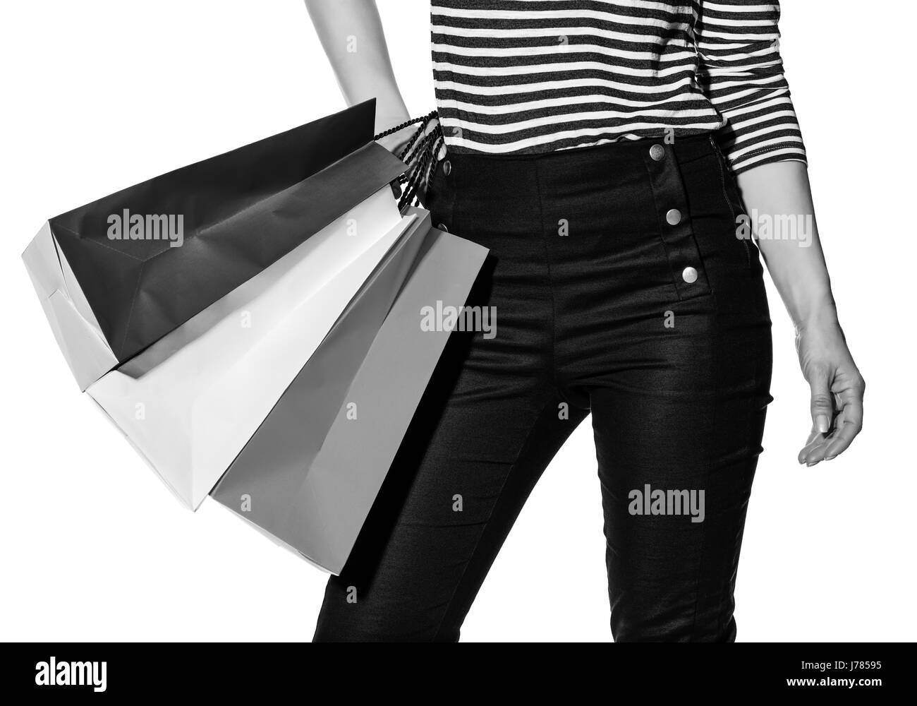 Shopping. Il modo francese. Primo piano sulla donna elegante con le borse della spesa dei colori della bandiera francese isolati su sfondo bianco Foto Stock