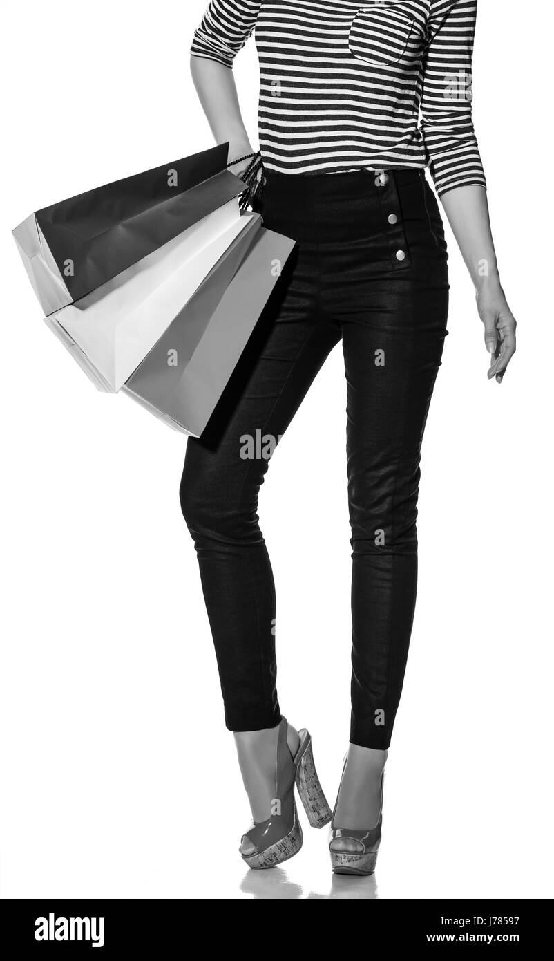 Shopping. Il modo francese. Primo piano su donna moderna con le borse della spesa dei colori della bandiera francese isolato su bianco Foto Stock