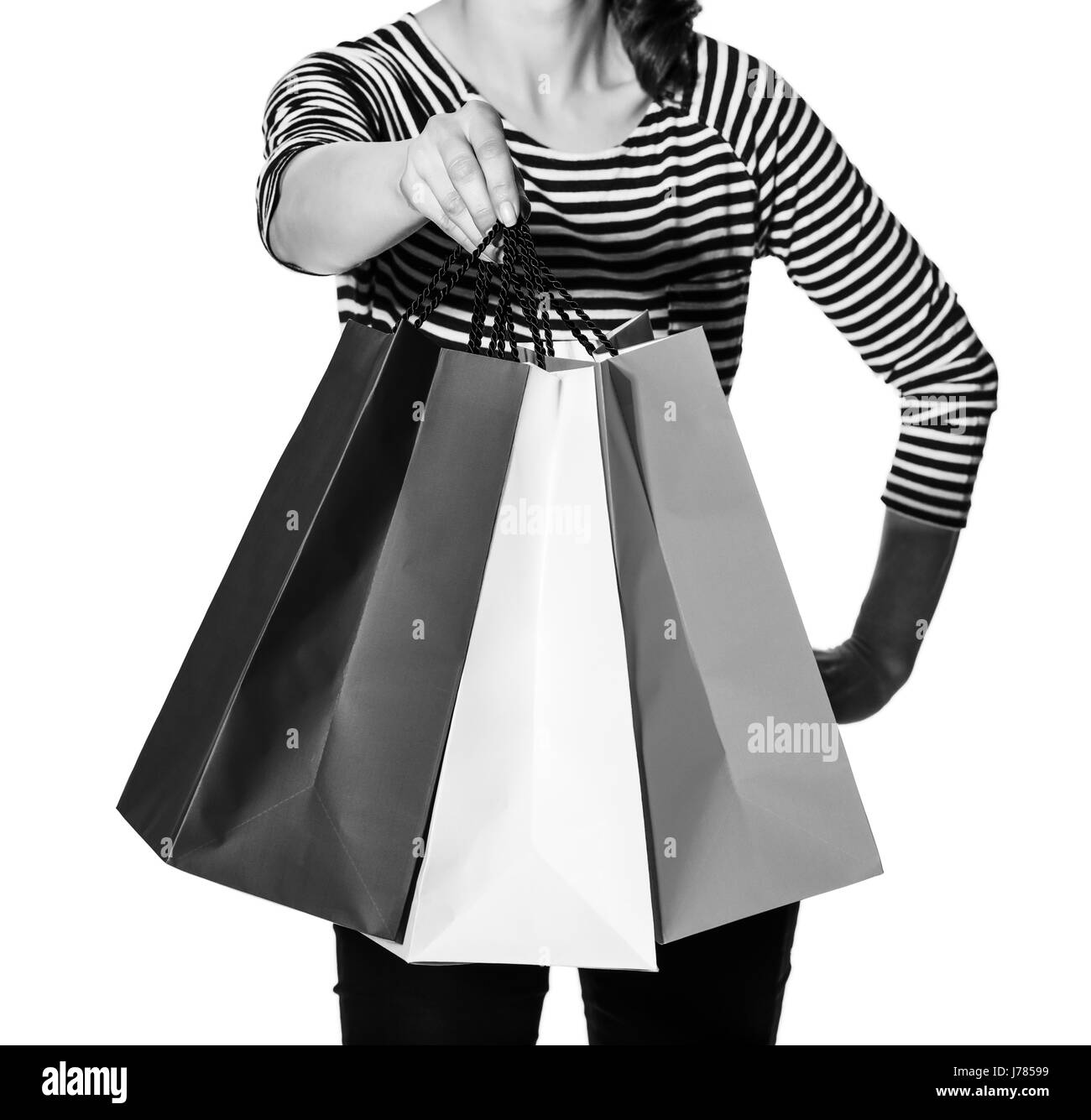 Shopping. Il modo francese. Primo piano sulla donna alla moda offrendo borse per lo shopping dei colori della bandiera francese isolato su bianco dando Foto Stock