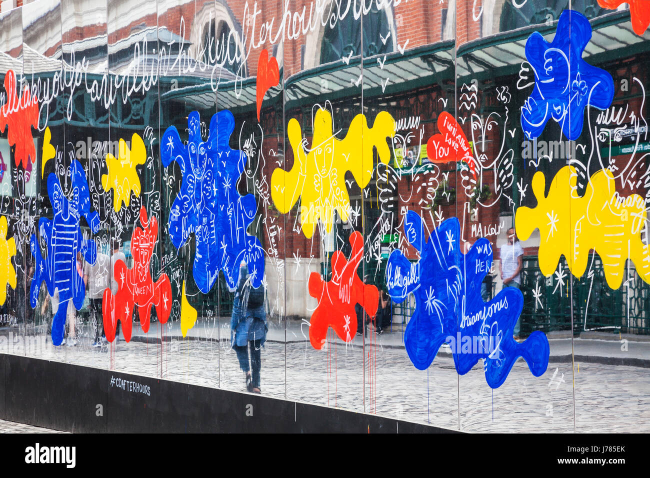 Riflessi distorti e colorati graffiti su specchi di riflettere l'installazione di Londra in Covent Garden. Foto Stock