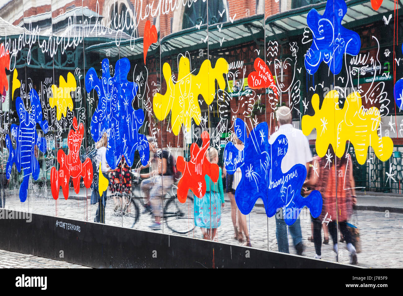 Riflessi distorti e colorata grafitti su specchi di riflettere l'installazione di Londra in Covent Garden. Foto Stock