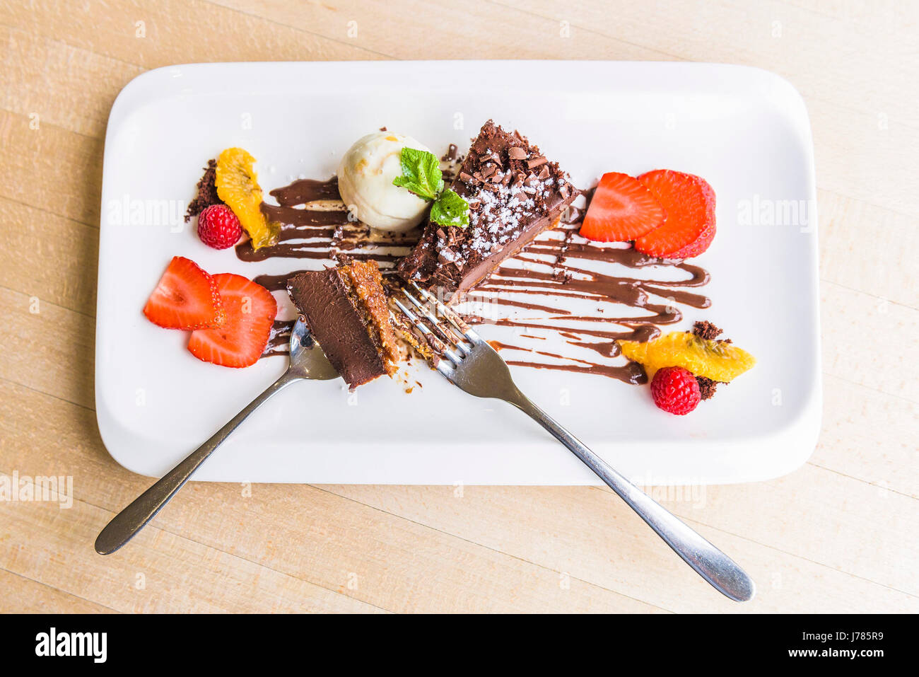 Una vista aerea del cioccolato Delice con gelato alla vaniglia; Pudding; dolce; cibo; indulgenza; lusso; lussuoso; trattare; piatto; appetitoso; appetitoso; Foto Stock