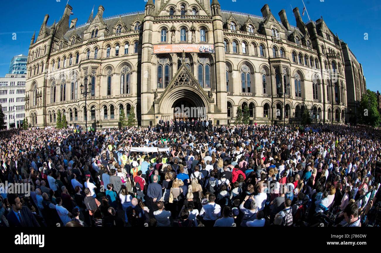 I leader civili e politici di ascoltare come Greater Manchester Police CHIEF CONSTABLE Ian Hopkins (centro) parla durante una veglia in piazza Albert al di fuori di Manchester Town Hall dopo un 23-anno-vecchio uomo è stato arrestato in connessione con il concerto di Manchester attentato. Foto Stock