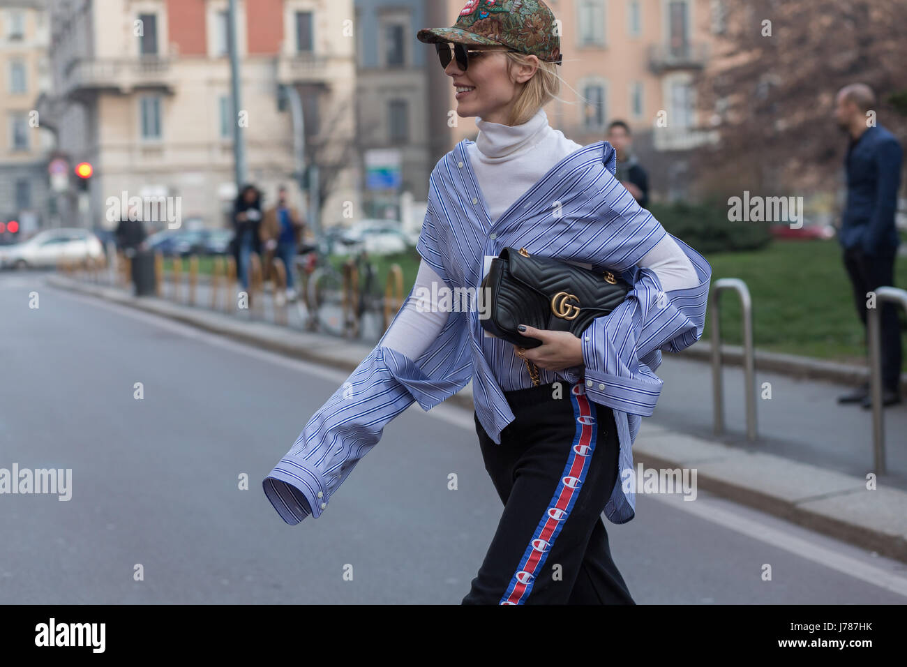 Viktoria Rader per le strade di Milano durante la settimana della moda di Milano Autunno/Inverno 2017 Foto Stock