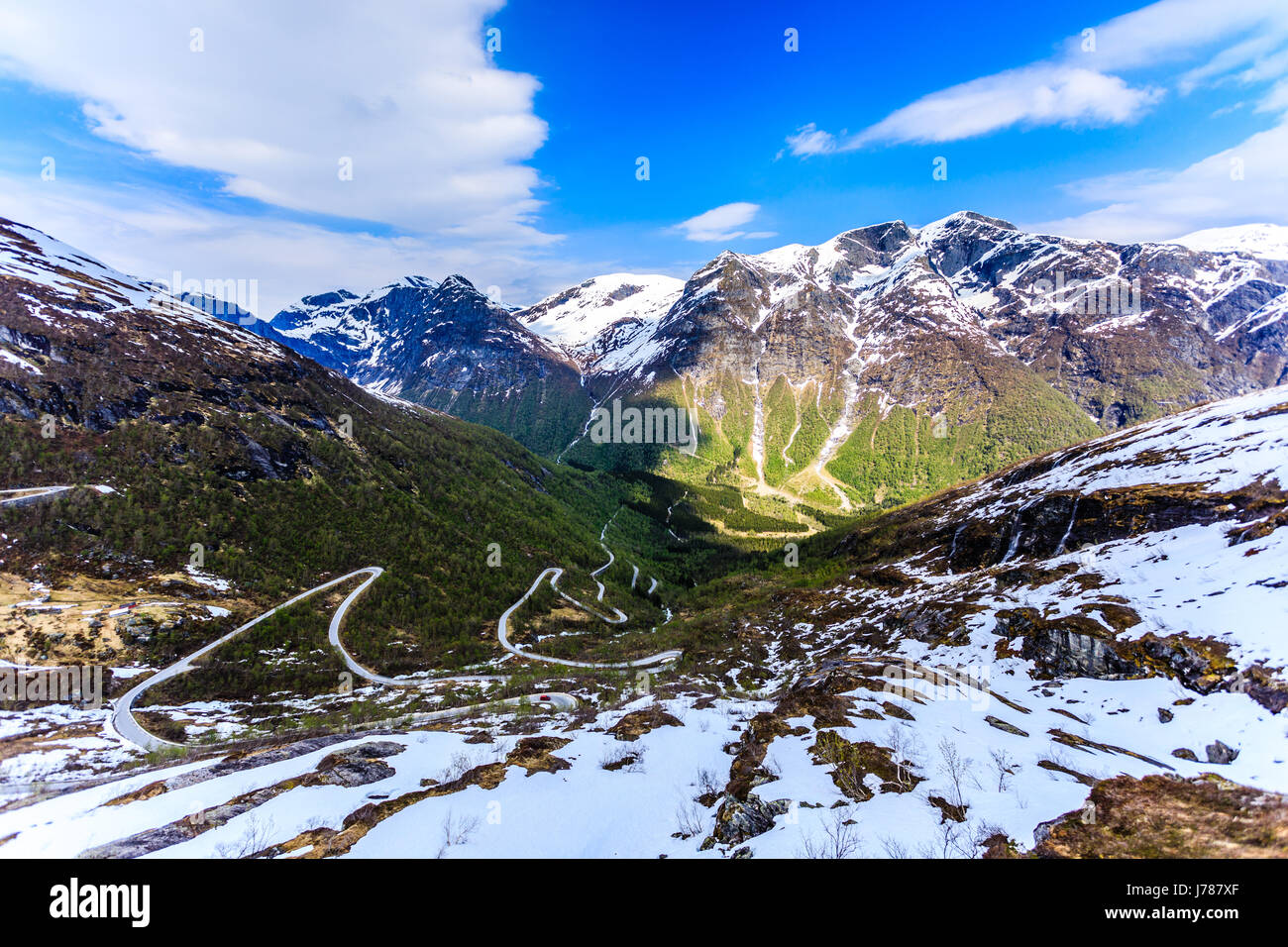 Una tortuosa e stretta strada che fornisce accesso alla montagna in Stryn. Foto Stock