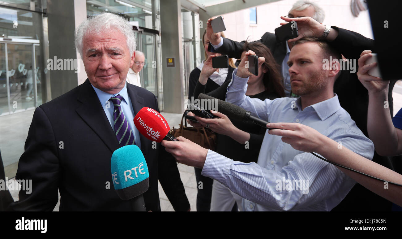 Ex Anglo Irish Bank presidente Sean Fitzpatrick lascia il Dublino Corte penale dopo che egli era stato assolto fuorviante conti. Foto Stock