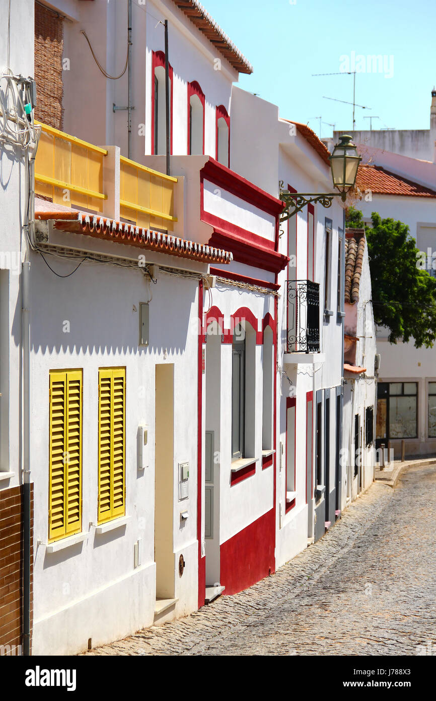 Empty street a Lagos città vecchia, Algarve, PORTOGALLO Foto Stock