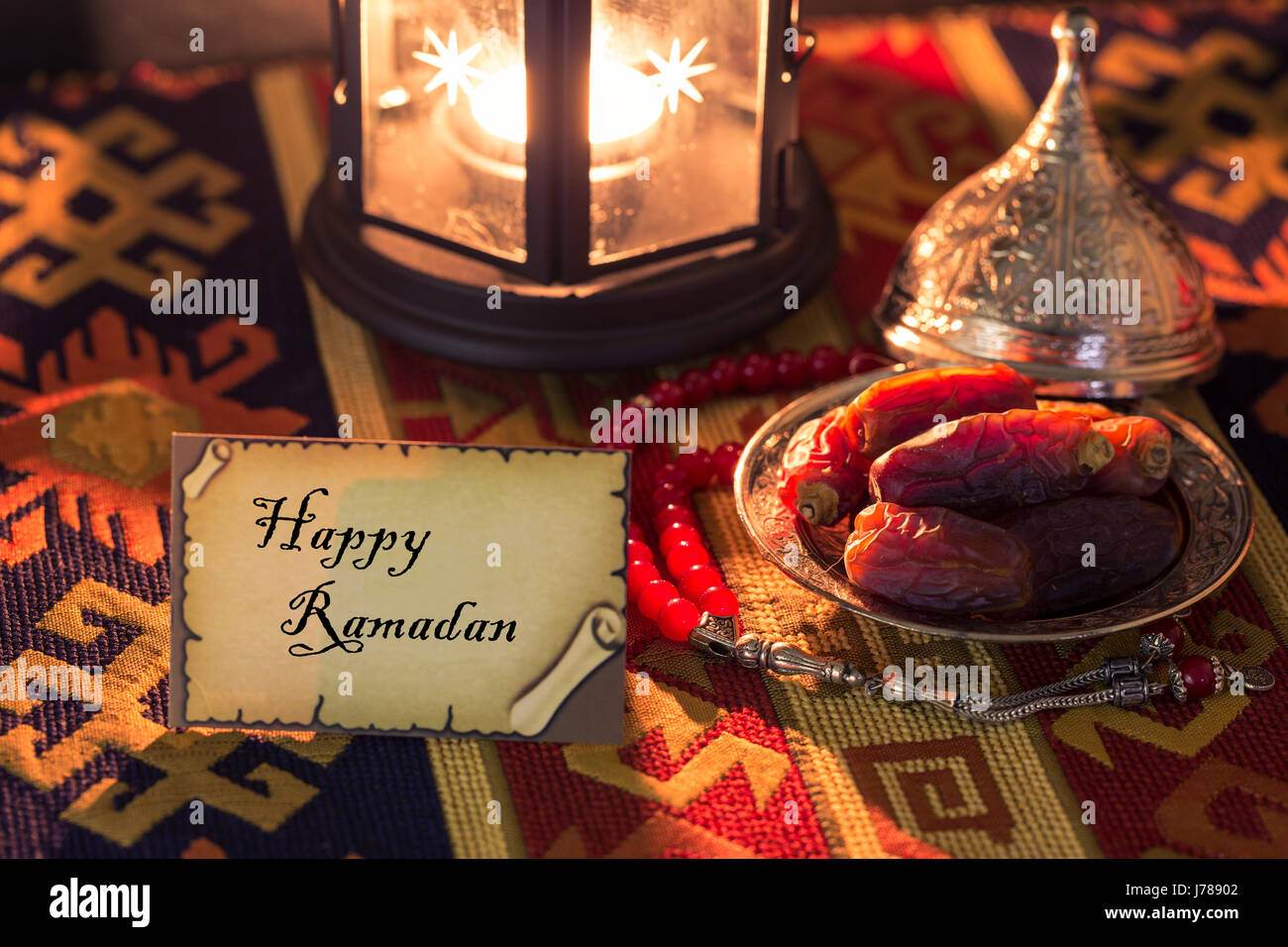 Felice ramadan sulla carta con date e lampada Foto Stock