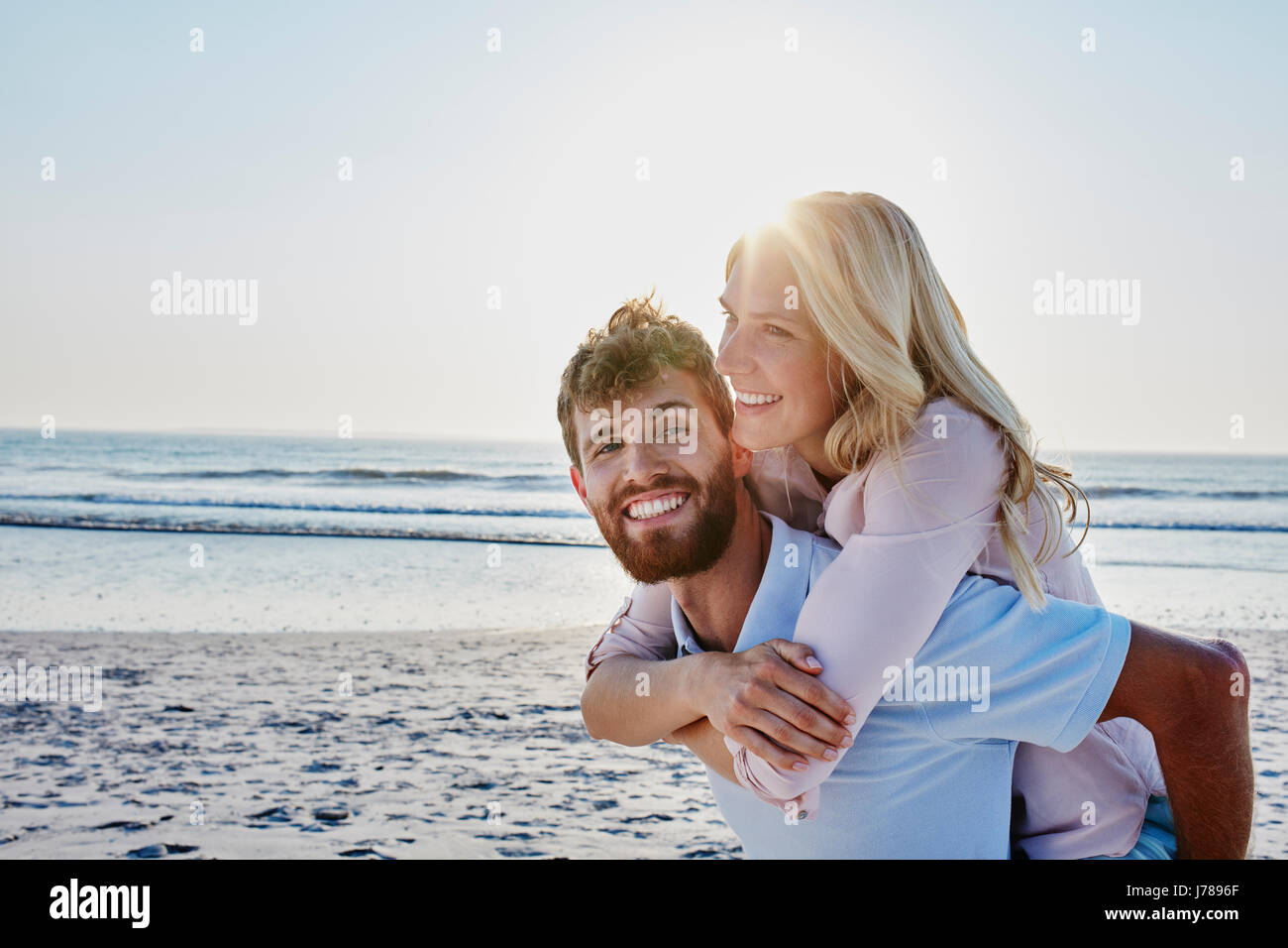 Ritratto di coppia felice sulla spiaggia Foto Stock