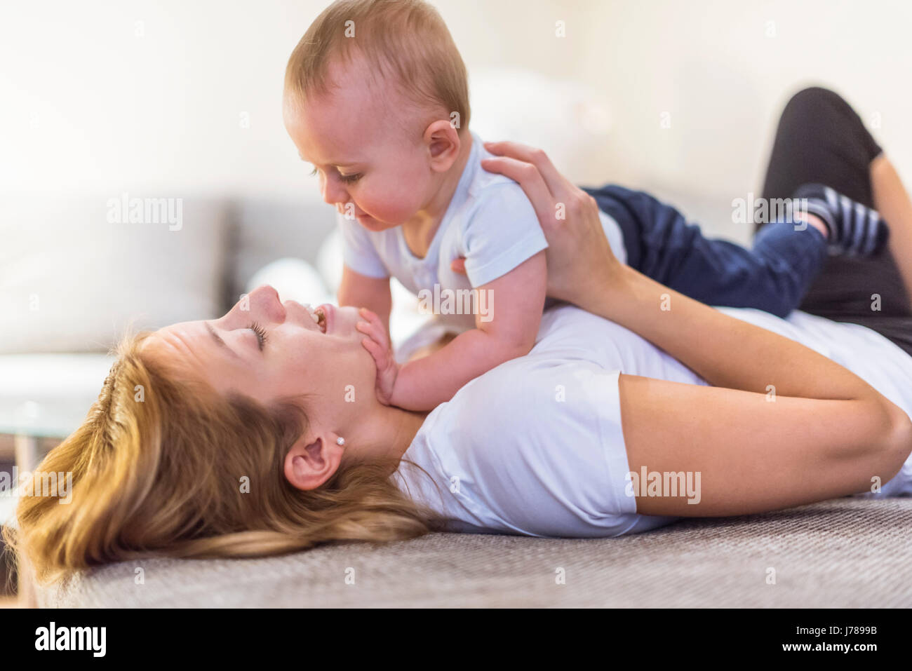 Il bambino e la madre figlio giocare in casa Foto Stock