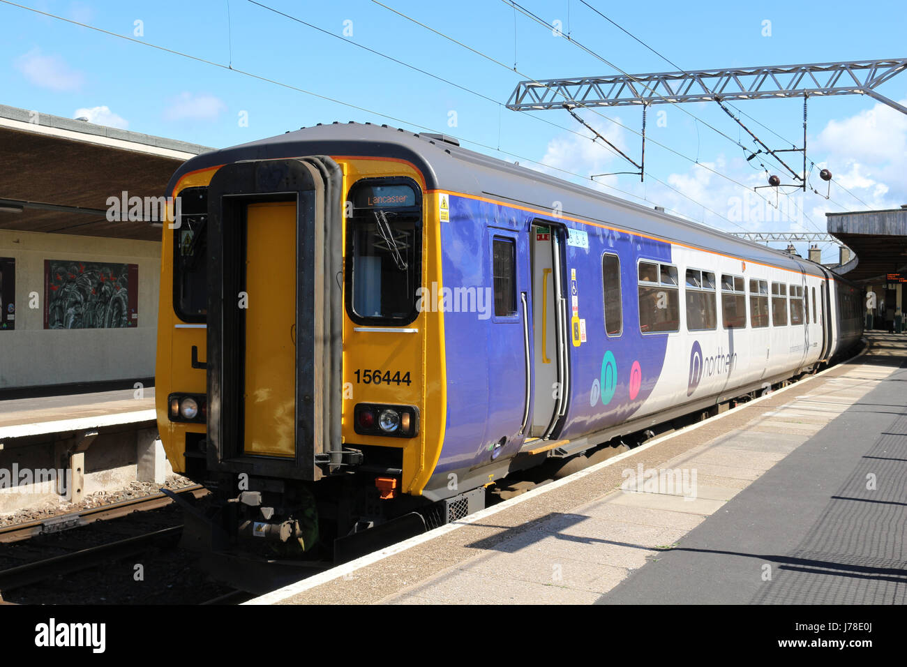 Classe 156 super sprinter diesel multiple unit nella nuova livrea settentrionale in corrispondenza della piattaforma 1 a Carnforth stazione ferroviaria con treni passeggeri a Lancaster. Foto Stock