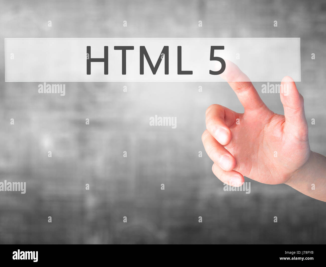 HTML 5 - Mano premendo un pulsante sul fondo sfocato concetto . Business, tecnologia internet concetto. Stock Photo Foto Stock