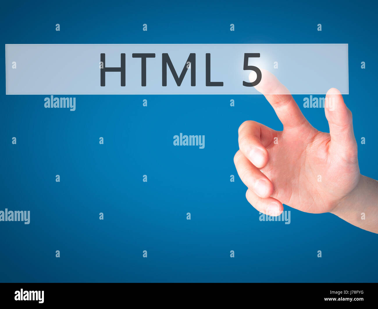 HTML 5 - Mano premendo un pulsante sul fondo sfocato concetto . Business, tecnologia internet concetto. Stock Photo Foto Stock