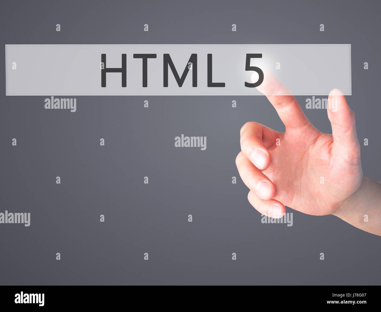 HTML 5 - Mano premendo un pulsante sul fondo sfocato concetto . Business, tecnologia internet concetto. Stock Photo Foto Stock