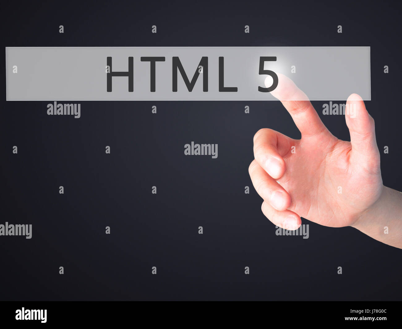 HTML 5 - Mano premendo un pulsante sul fondo sfocato concetto . Business, tecnologia internet concetto. Stock Photo Foto Stock