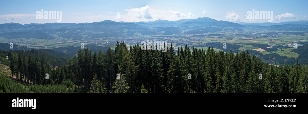 Vista panoramica della Stiria Murtal e sulle montagne circostanti. F1 e gara MotoGP via in Spielberg dal di sopra. Foto Stock