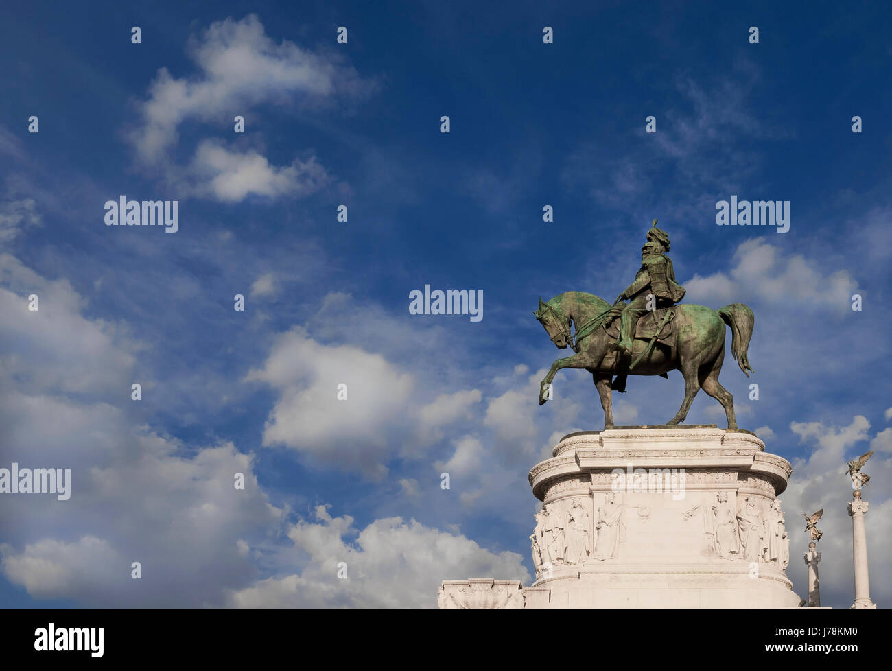 Il primo re d Italia statua equestre di nuvole, dall'altare della nazione monumento di Roma, realizzato dalla scultore italiano Chiaradia nel 1910 Foto Stock