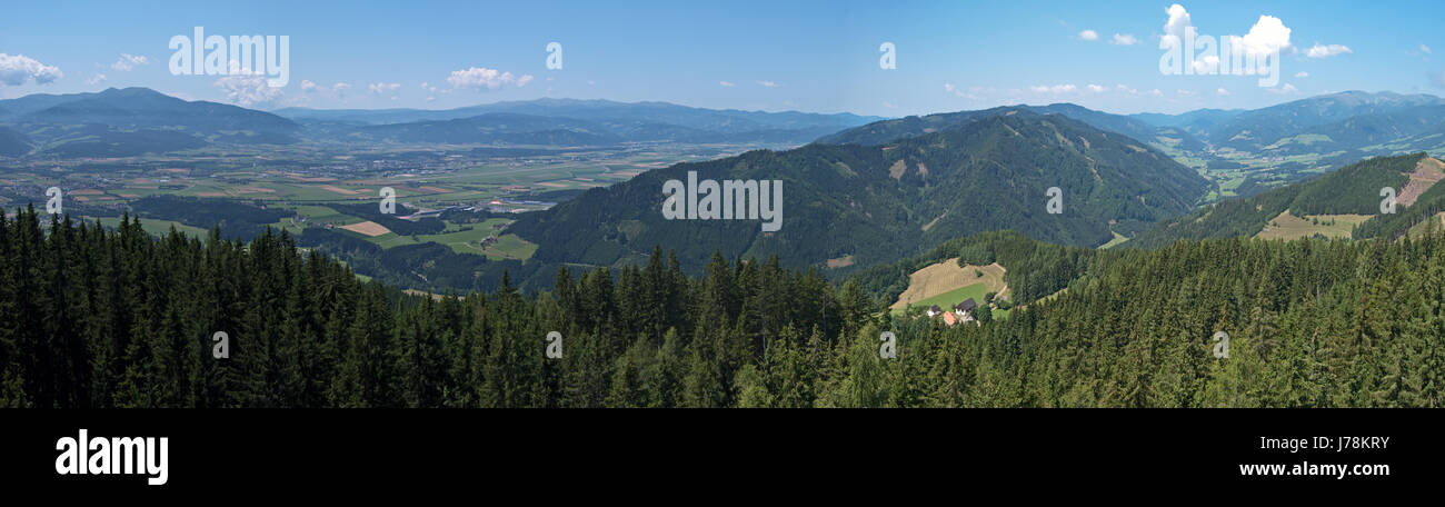 Vista panoramica della Stiria Murtal e sulle montagne circostanti. F1 e gara MotoGP via in Spielberg dal di sopra. Foto Stock