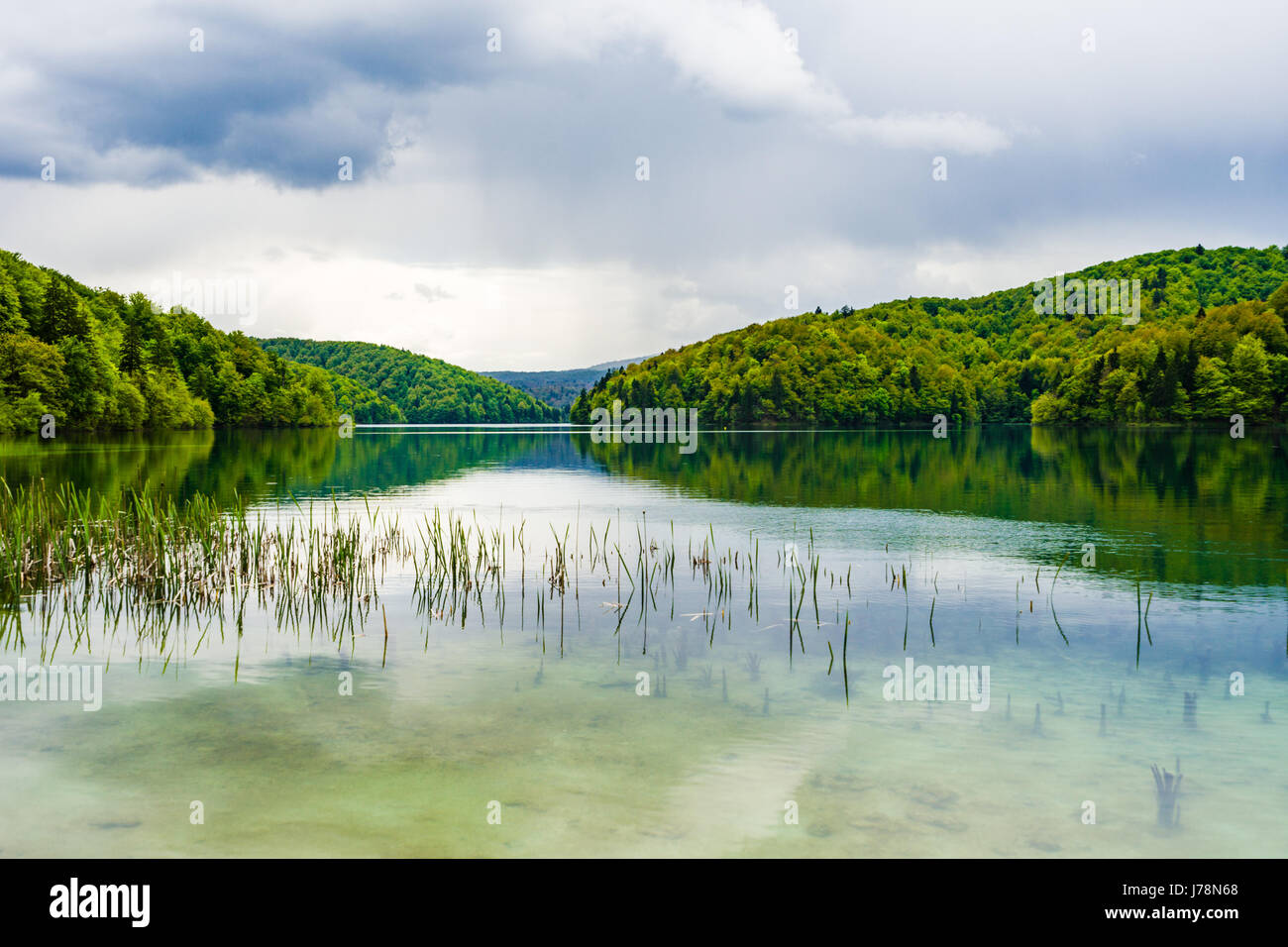 Vista del paesaggio del lago di Plitvice in Croazia, un sito patrimonio mondiale dell'Unesco. Foto Stock