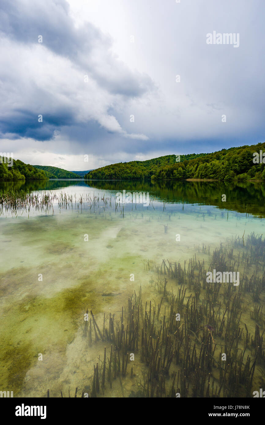 Nuvole temporalesche approccio i laghi di Plitvice in Croazia, un sito patrimonio mondiale dell'Unesco. Foto Stock