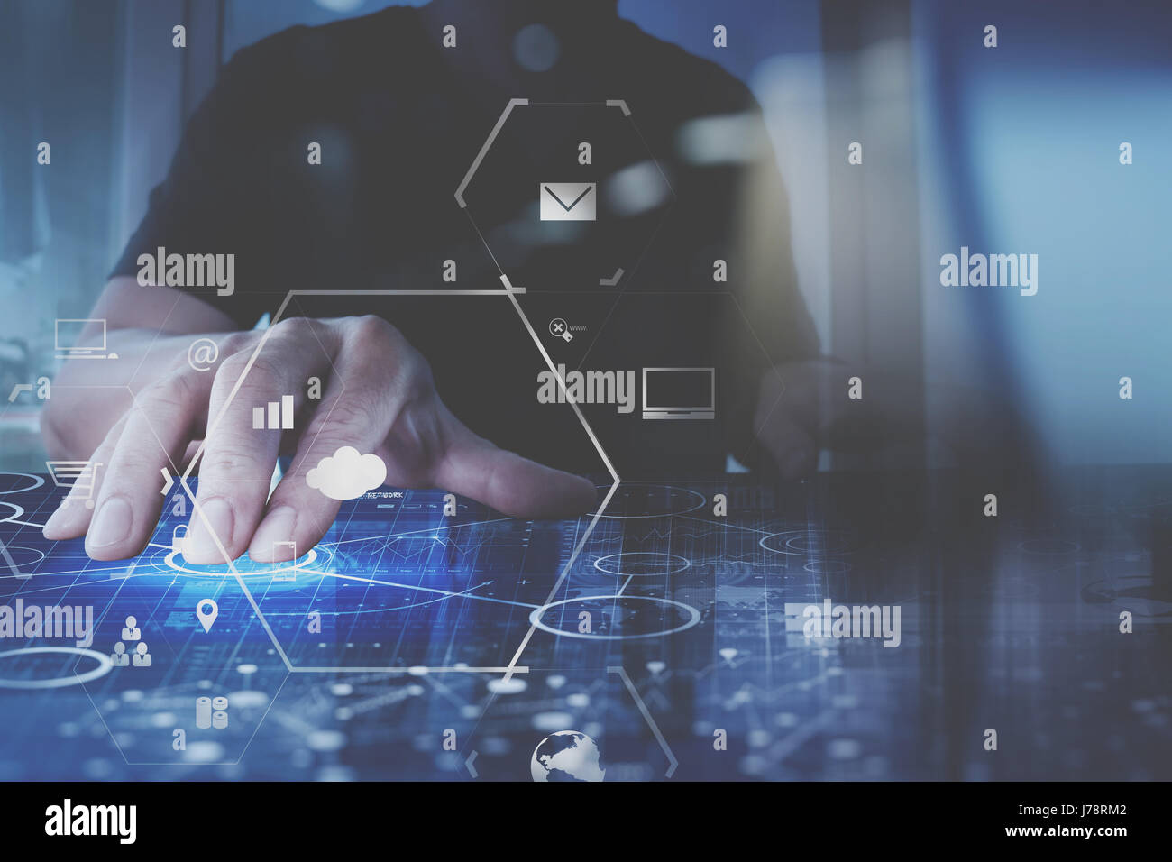 Imprenditore lavora a mano con i moderni computer in ufficio moderno con virtual diagramma icona Foto Stock