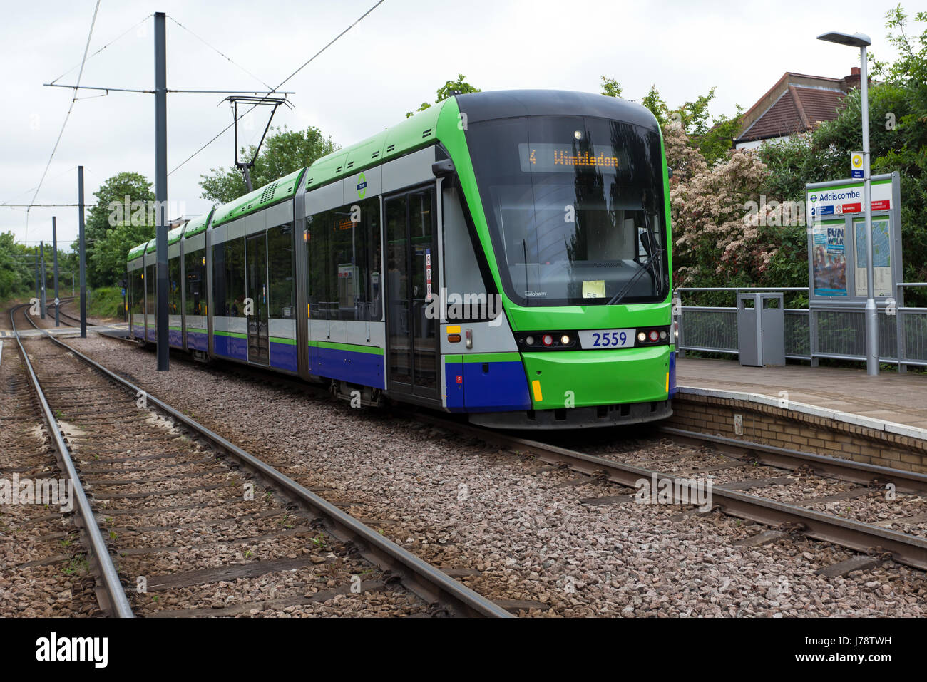 Una fermata del tram a Addiscombe Tram Halt, voce per Wimbledon. Foto Stock