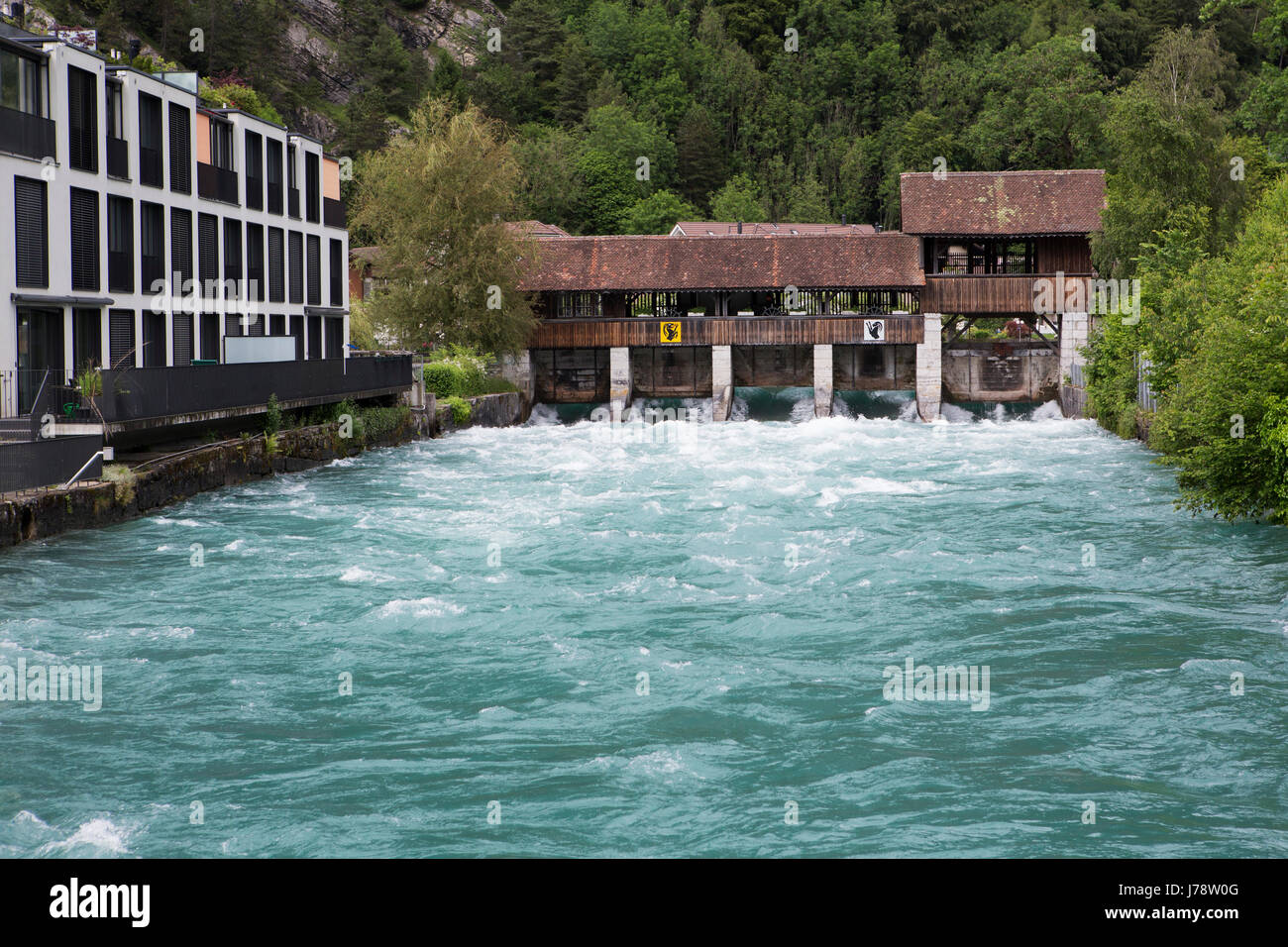 Chiusa a Interlaken in Svizzera. L'acqua del fiume Aare si snoda attraverso le paratoie. Foto Stock