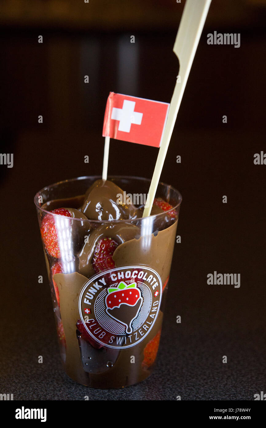Le fragole servite con cioccolato fuso a Interlaken in Svizzera. È disponibile presso il Funky Club di cioccolato. Foto Stock