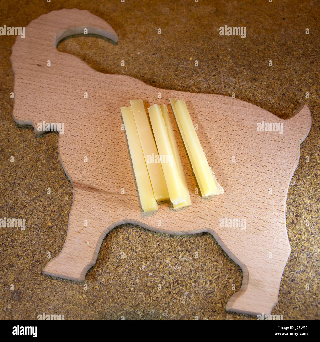 Un piatto di degustazione di formaggio alpino servite a Interlaken in Svizzera. Il consiglio di amministrazione ha la forma di una montagna di capra. Foto Stock