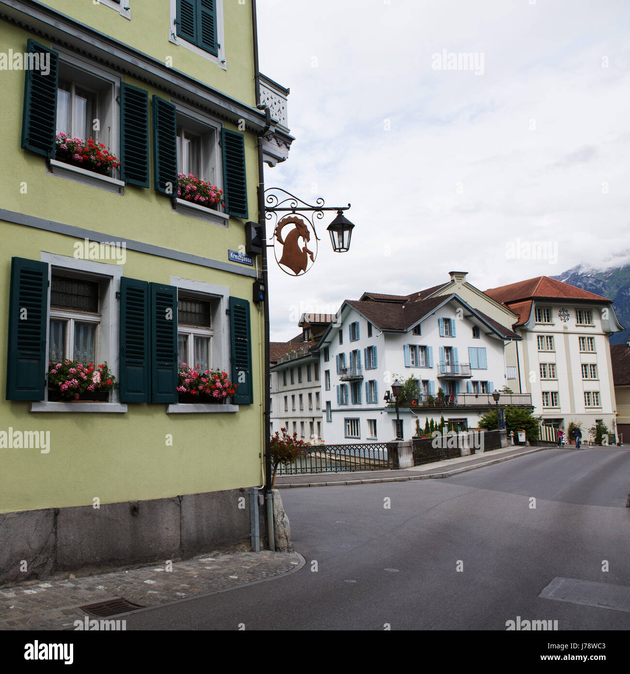 Il ristorante Steinbock e street a Interlaken in Svizzera. Il comune è un gateway le Alpi e la regione di Jungfrau. Foto Stock