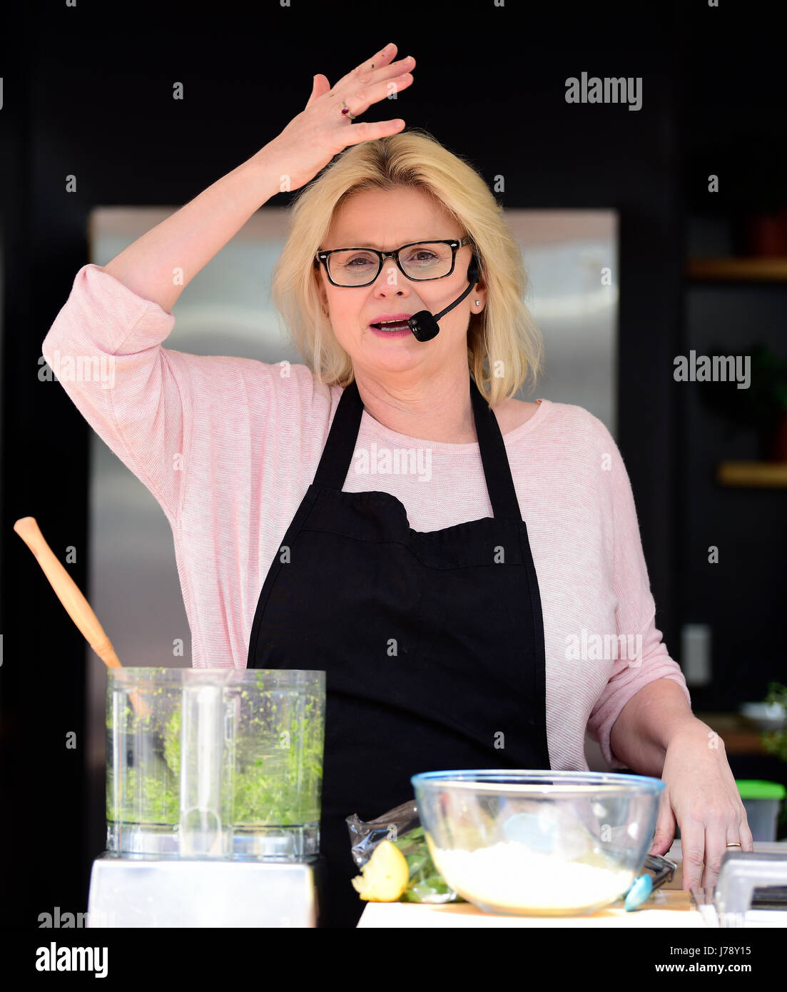 Alresford xiii annuale Festival di crescione, Jane Devonshire (BBC MasterChef Champion 2016) dando una dimostrazione di cottura al festival, Alresford... Foto Stock