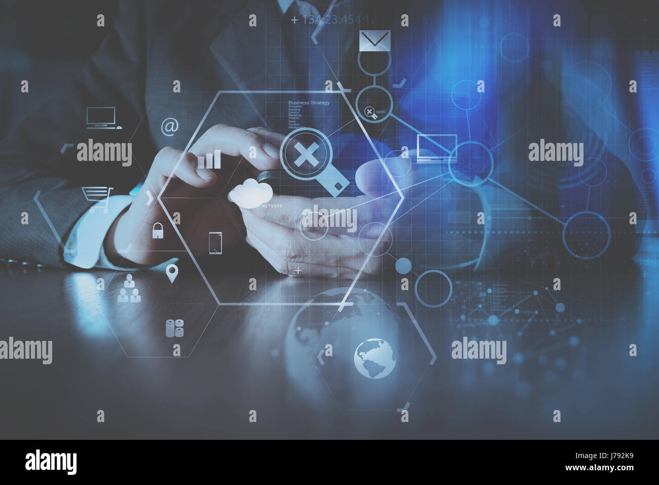Imprenditore lavora a mano con un moderno telefono cellulare in un ufficio moderno con virtual diagramma icona Foto Stock