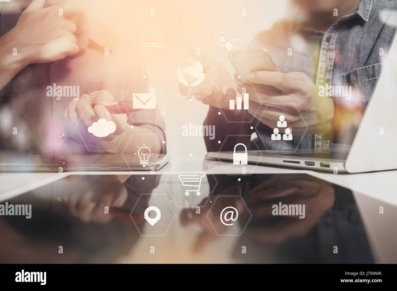 Co team di lavoro riunione concetto,imprenditore utilizzando smart phone e laptop e tablet digitale computer in ufficio moderno con interfaccia virtuale delle icone net Foto Stock