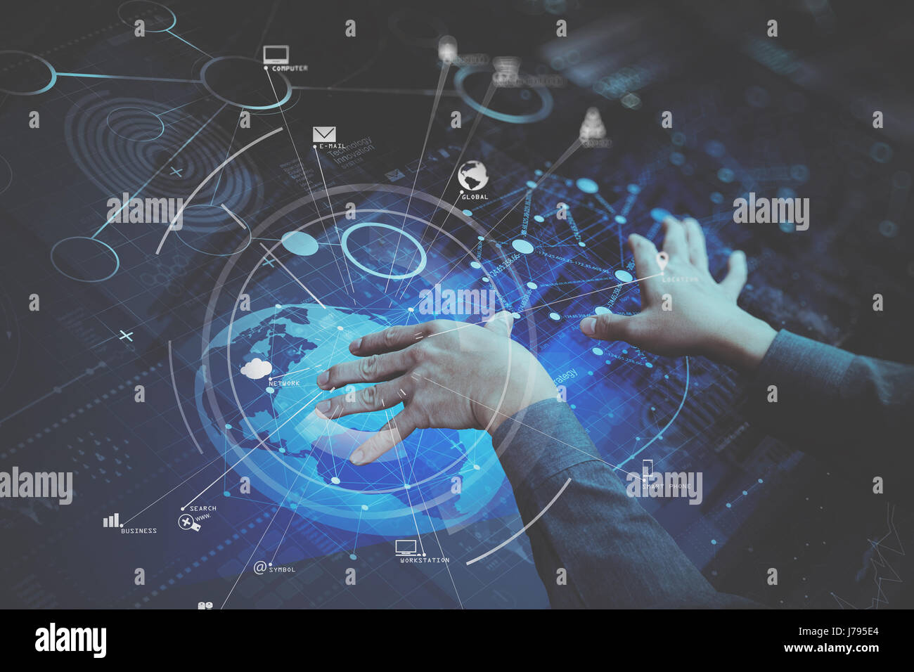 Imprenditore lavora a mano con i moderni computer in ufficio moderno con virtual diagramma icona Foto Stock