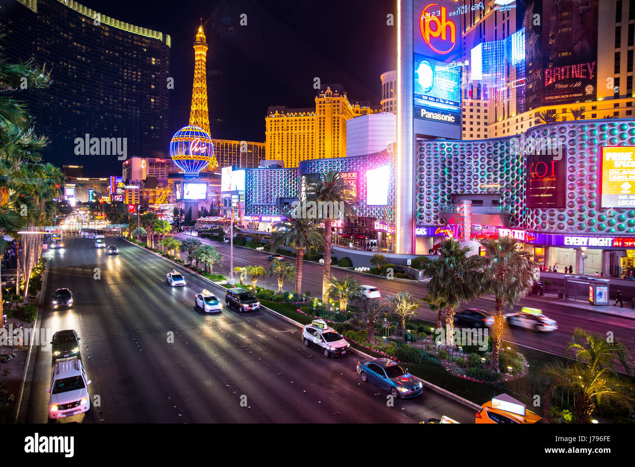 LAS VEGAS, NEVADA - Maggio 17, 2017: Las Vegas Boulevard illuminata di notte con hotels e resorts casinò in vista. Foto Stock