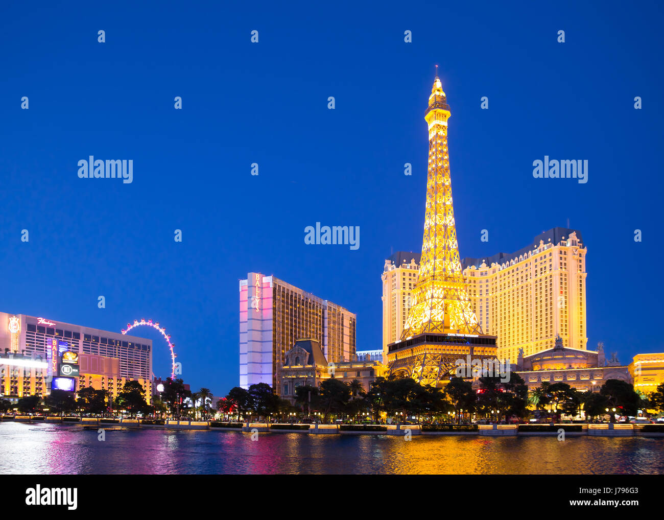 LAS VEGAS, NEVADA - Maggio 17, 2017: Las Vegas Boulevard illuminata di notte con hotels e resorts casinò in vista. Foto Stock