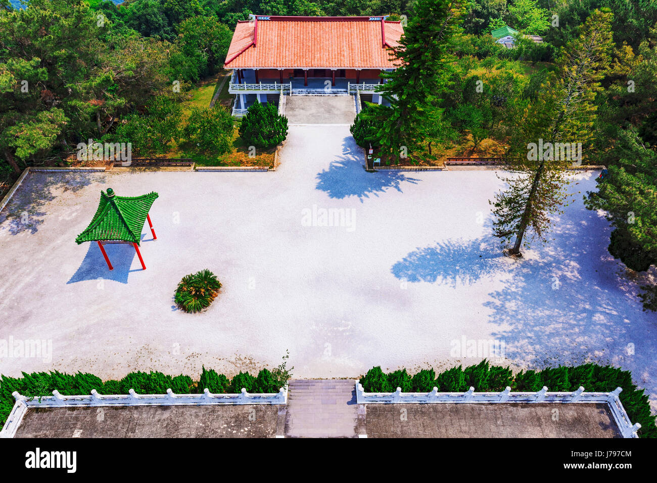 Vista sul cortile e architettura tradizionale di Ci'en pagoda in sole luna lago Foto Stock