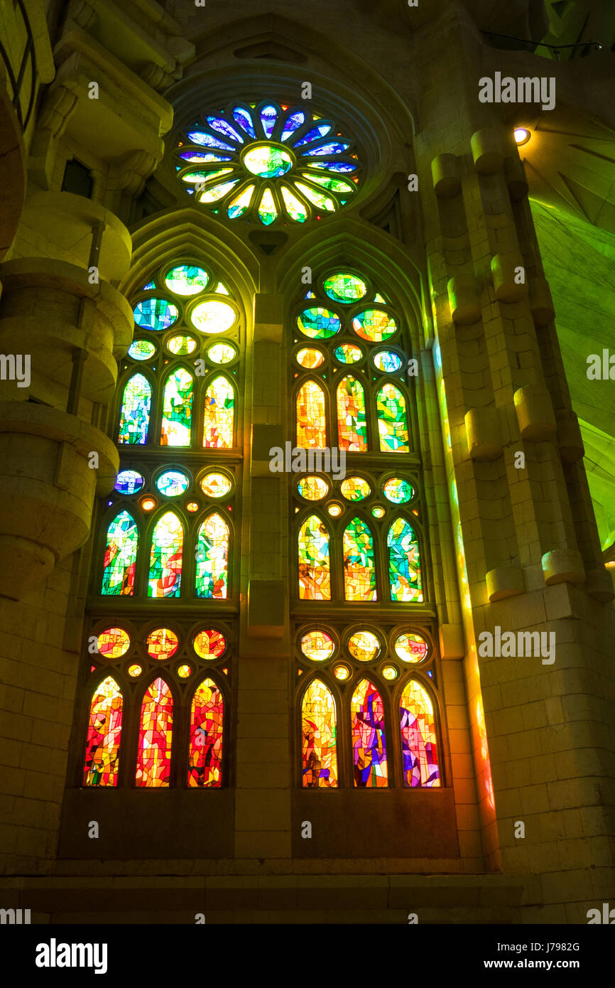 Decorative vetrate e rosette in la Sagrada Familia di Gaudi' Basilica a Barcellona Spagna Foto Stock