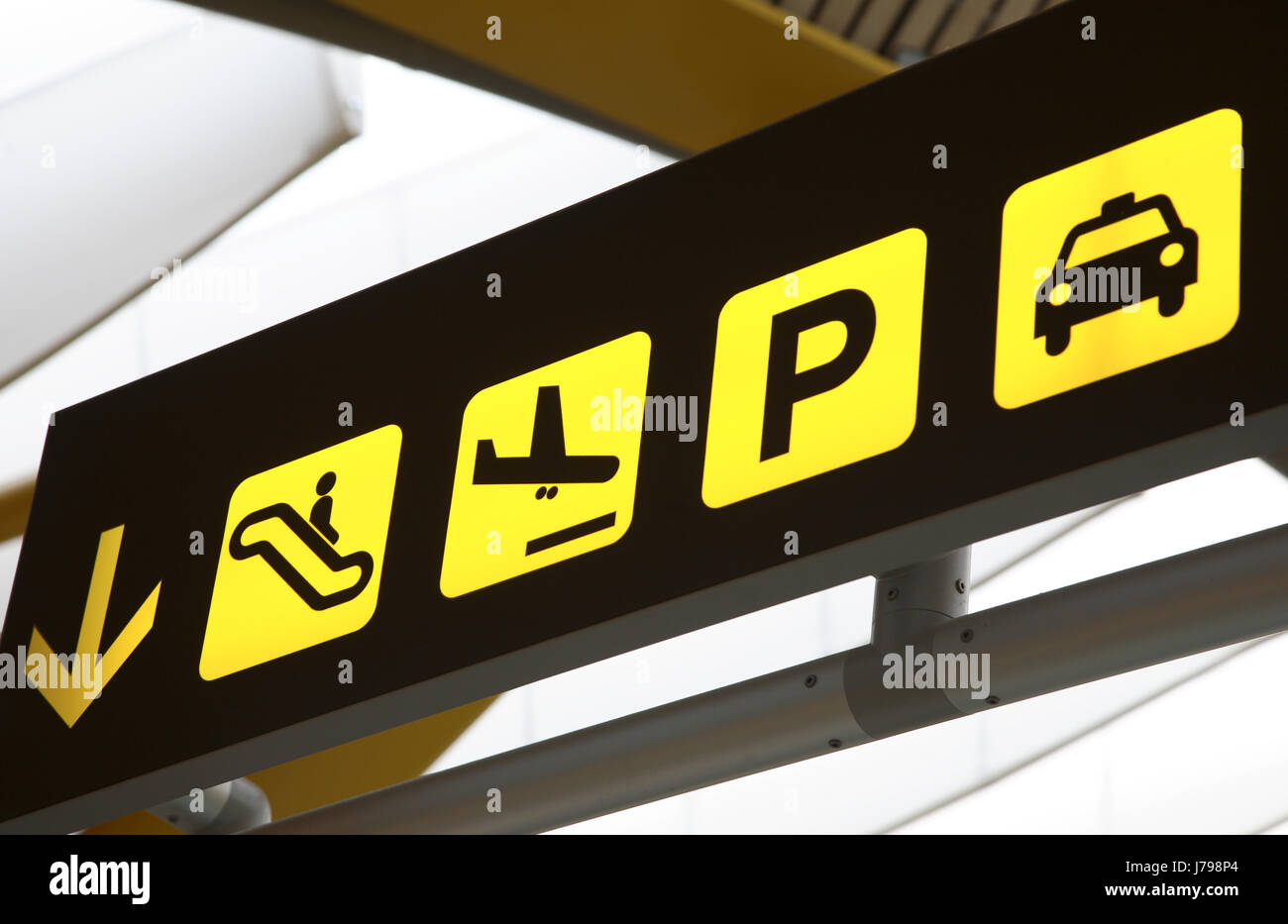 Segno di trasporto aereo aeroporto informazioni giallo si accendono arrivo parcheggio Foto Stock