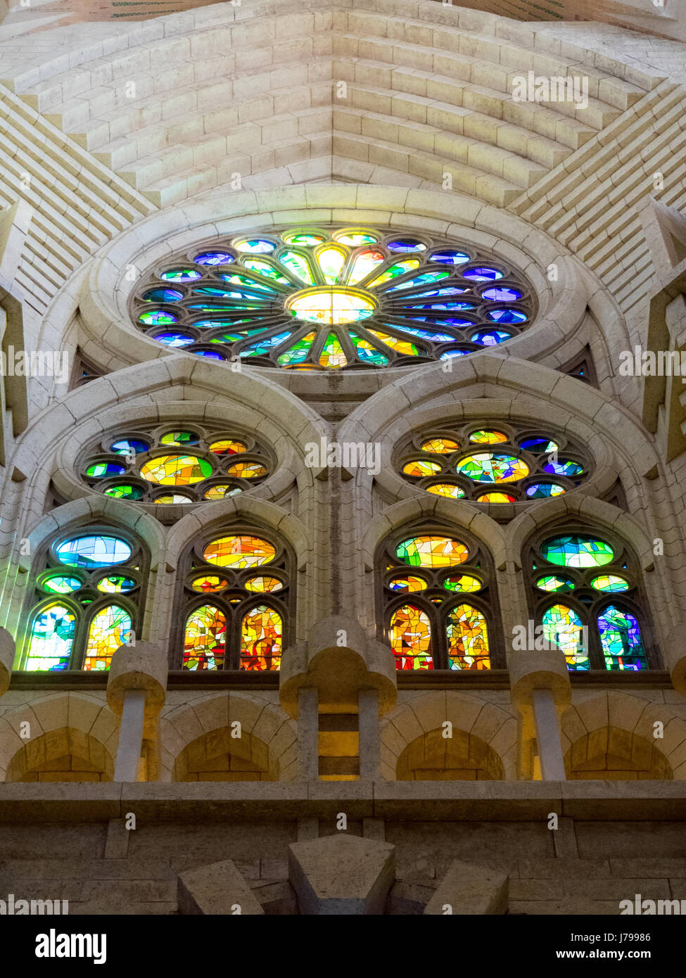Decorative vetrate e rosetta nel transetto di Gaudi Sagrada Familia Basilica a Barcellona Spagna Foto Stock