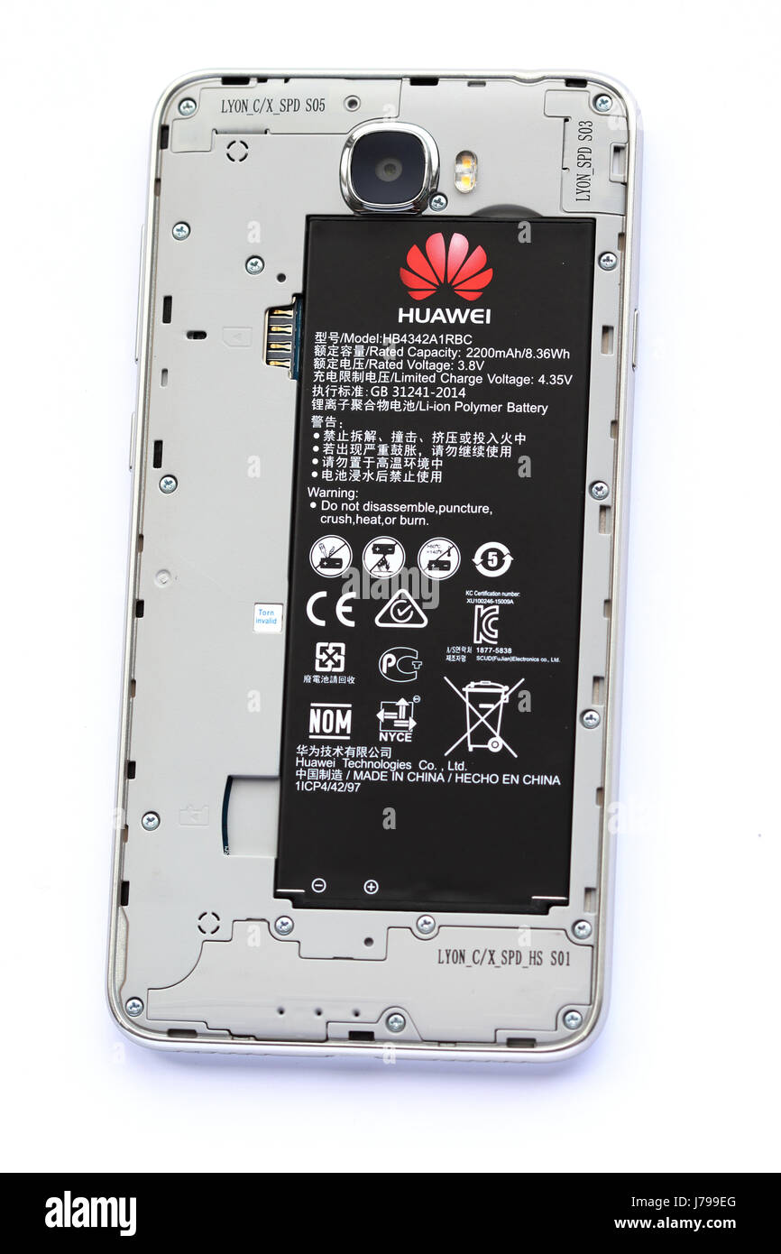 Huawei telefono cellulare con coperchio posteriore aperto isolata contro uno sfondo bianco Foto Stock