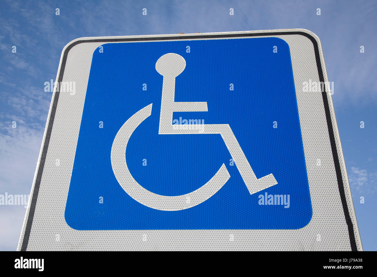 Diritto di mobilità rivendicazione civile Accesso disabili Parcheggio auto di segno il traffico di trasporto Foto Stock