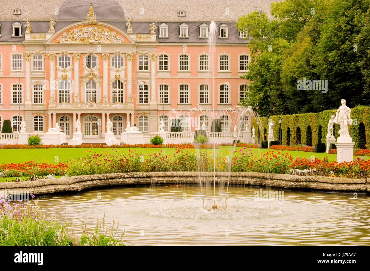 Park Palace parco giardino scultura facciata rinascimentale fontana nei giardini del palazzo Foto Stock