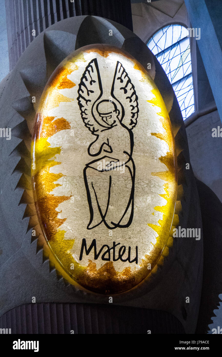 Grande ovale decorativa artwork per commemorare gli apostoli sulla sommità delle colonne in la Sagrada Familia di Gaudi' Basilica di Barcellona in Spagna. Foto Stock