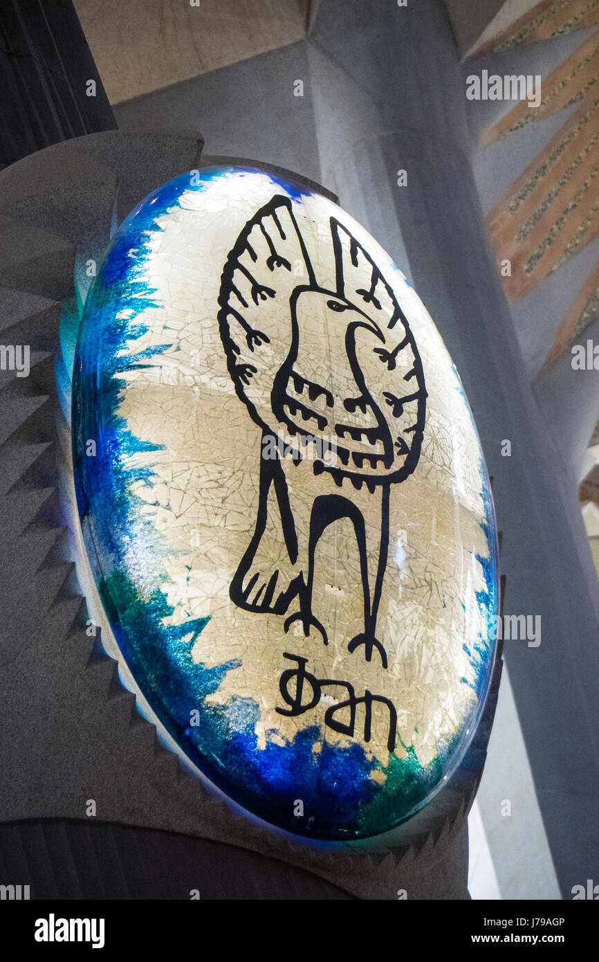 Grande ovale decorativa artwork per commemorare gli apostoli sulla sommità delle colonne in la Sagrada Familia di Gaudi' Basilica di Barcellona in Spagna. Foto Stock