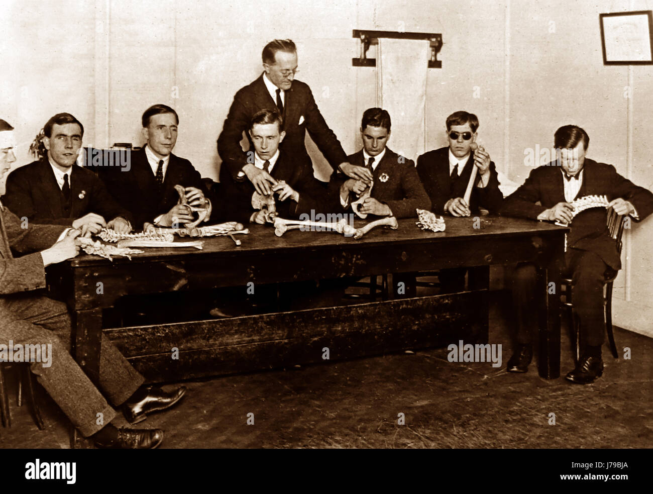 Soldati cieco durante WW1 anatomia di apprendimento e massaggio - 1920S Foto Stock