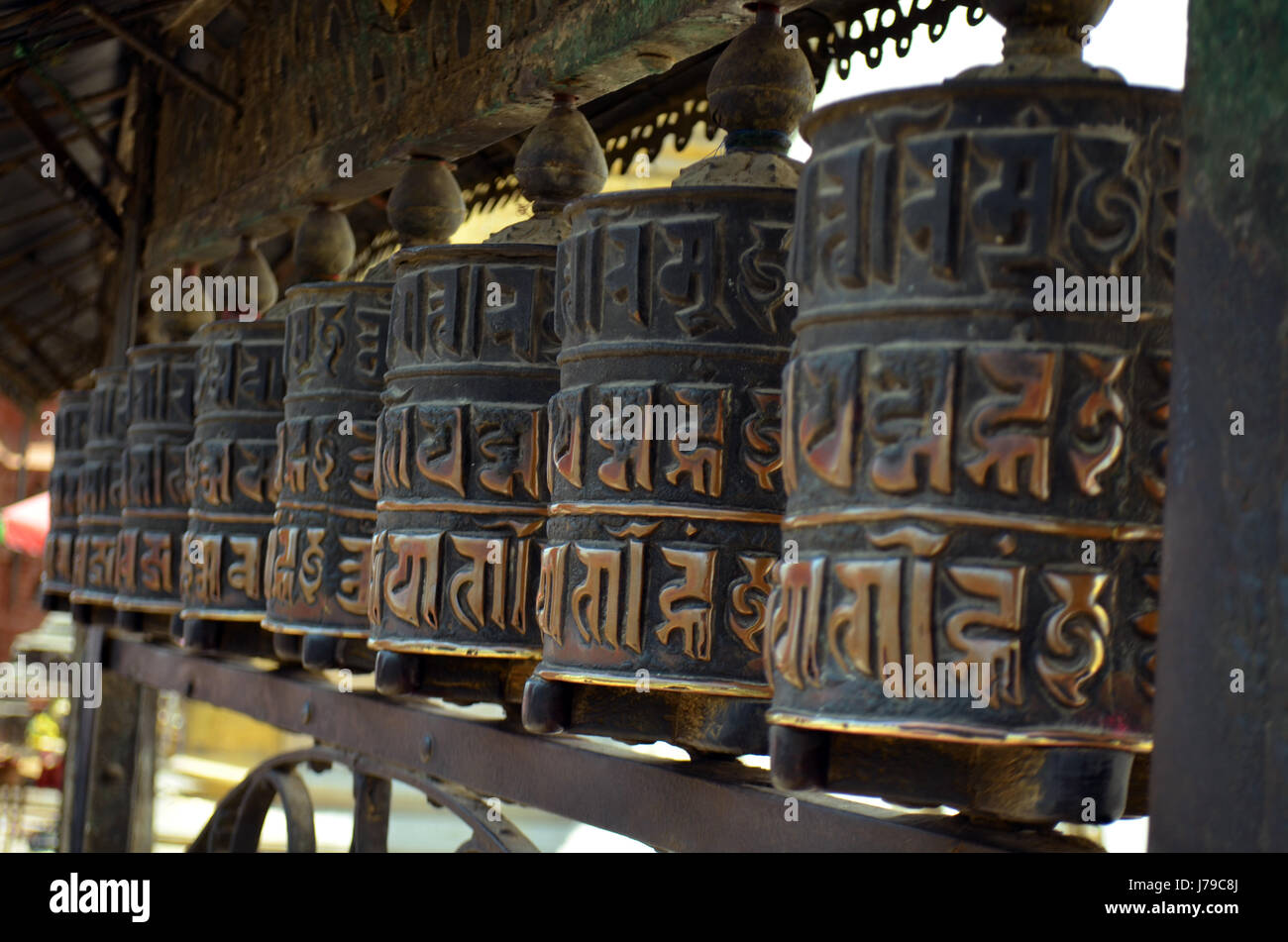Fila di preghiera buddista tamburi ruote dei rotoli di Swayambhu Swayambhunath Temple Foto Stock